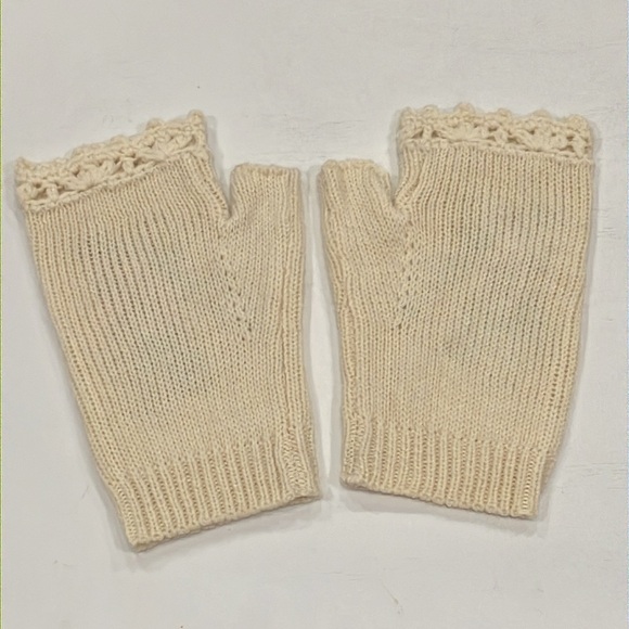 Fingerless Embroidered Crocheted Gloves - Picture 5 of 6